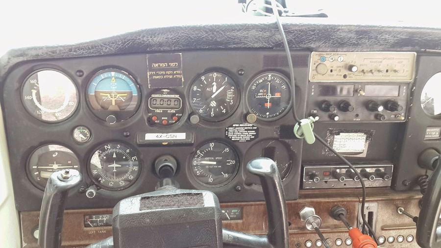 Painel analógico original de um Cessna 152